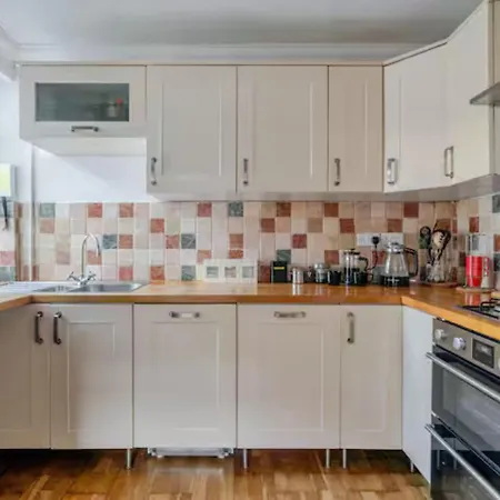 Period With Original Features Near Harbourside And North Street * Bristol