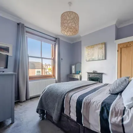 Period With Original Features Near Harbourside And North Street * Bristol