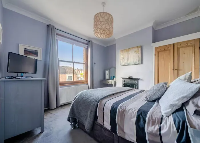 Period With Original Features Near Harbourside And North Street * Bristol