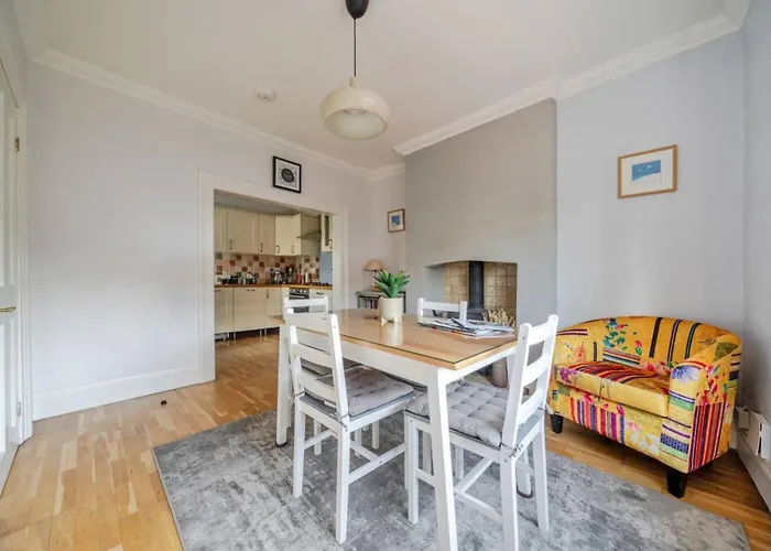 Period With Original Features Near Harbourside And North Street * Bristol