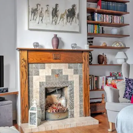 Period With Original Features Near Harbourside And North Street Μπρίστολ