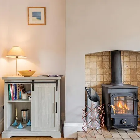 Period With Original Features Near Harbourside And North Street * Bristol