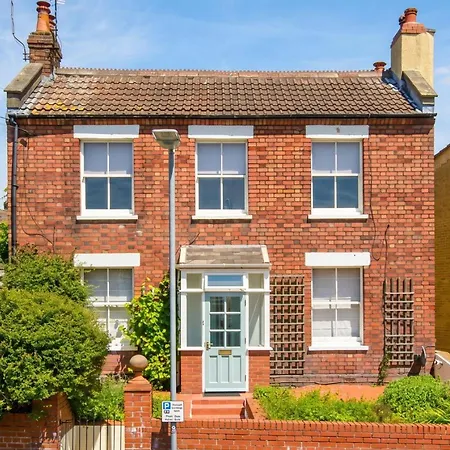 Period With Original Features Near Harbourside And North Street * Bristol