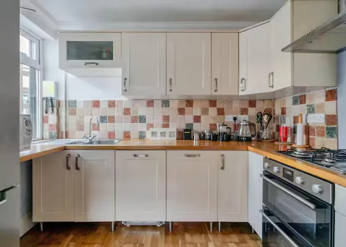 Period With Original Features Near Harbourside And North Street * Bristol