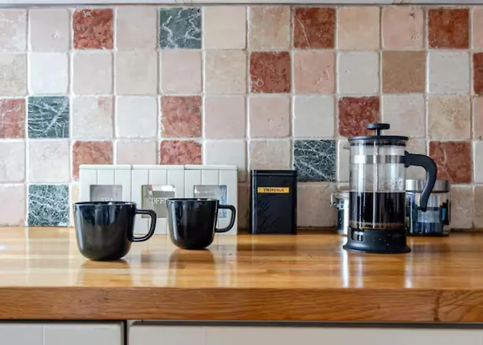 Period With Original Features Near Harbourside And North Street Μπρίστολ